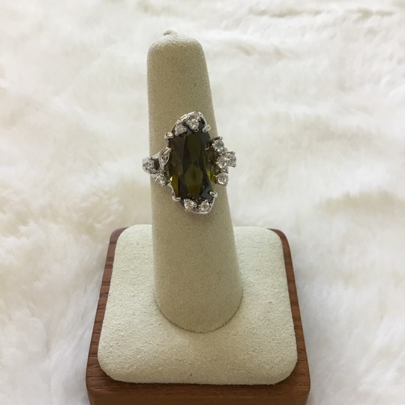 Elegant Sterling Silver Green Crystal Cocktail Ring - Picture 1 of 7